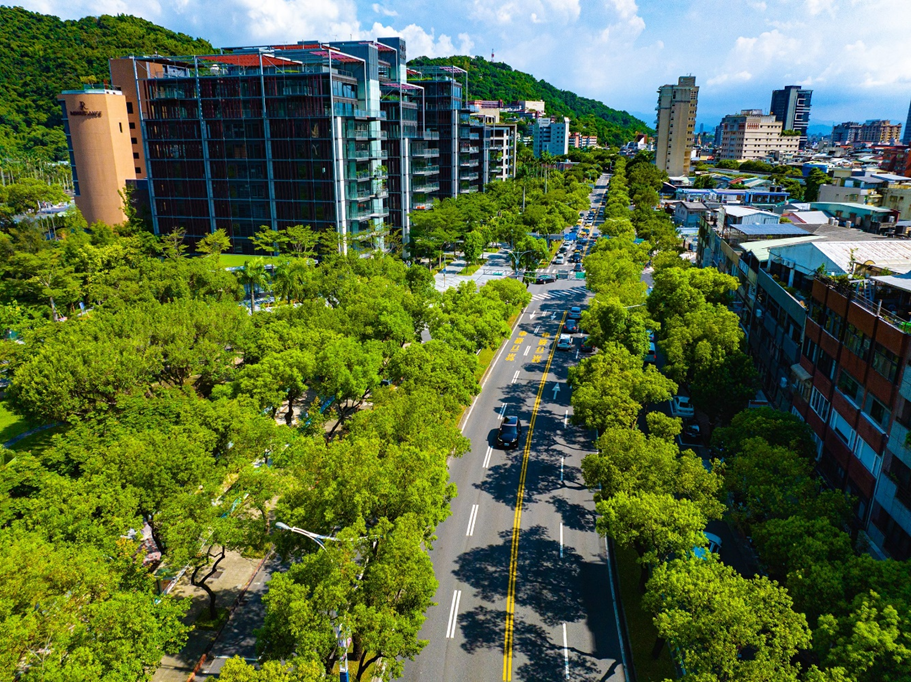 中山北路密集綠覆塑造行人空間公園處提供